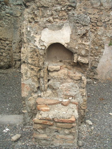 IX.3.14  Shop and dwelling house of C Catius Scithus. 
(Taberna C Cati Scithi)  May 2005.