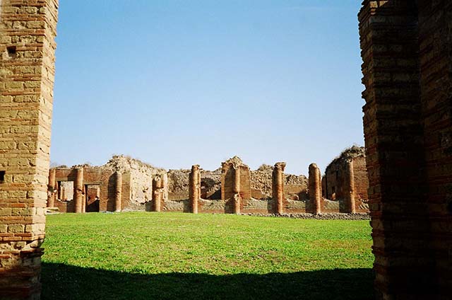 IX.4.5 Pompeii. May 2005. Looking east across palaestra “d” to, left to right, apodyterium “p”, tepidarium “q” and caldarium “s”.