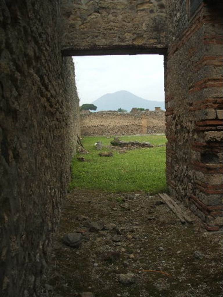 IX.4.10 Pompeii. May 2005. Looking north along corridor to palaestra d.

