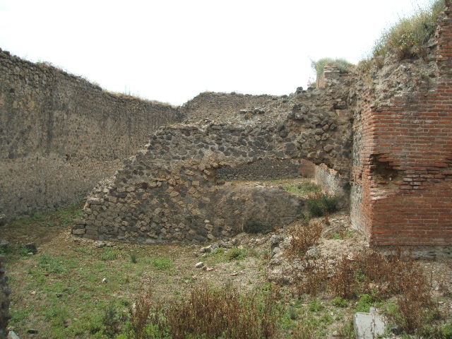 Unnamed vicolo between IX.3 and IX.4. May 2005.  North side. Looking west from junction with Vicolo di Tesmo