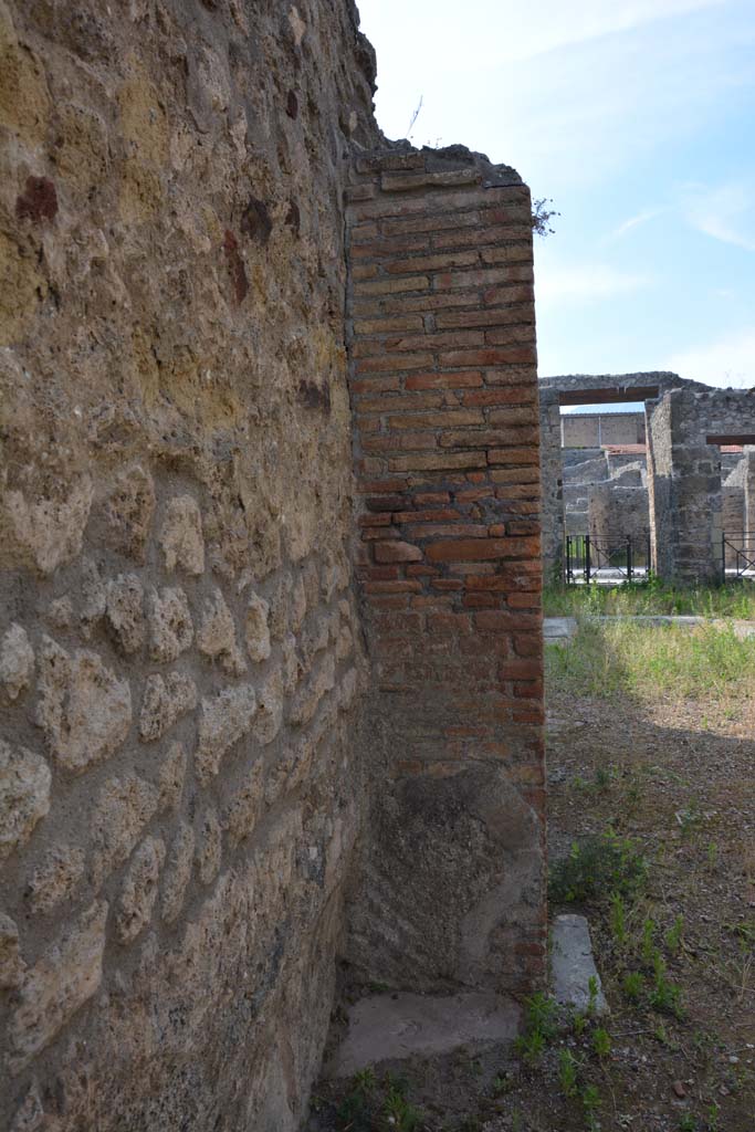 IX.5.2 Pompeii. May 2017. 
Room L, west side, looking north to pilaster separating from room k.
Foto Christian Beck, ERC Grant 681269 DCOR.
