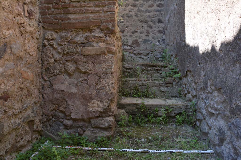 IX.5.2 Pompeii. May 2017. Room z, looking west towards steps to upper floor.
Foto Christian Beck, ERC Grant 681269 DCOR.
