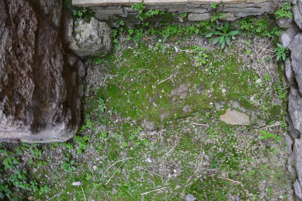 IX.5.2 Pompeii. March 2017. Room z, base of stairs, viewed from above.
Foto Christian Beck, ERC Grant 681269 DCOR.
