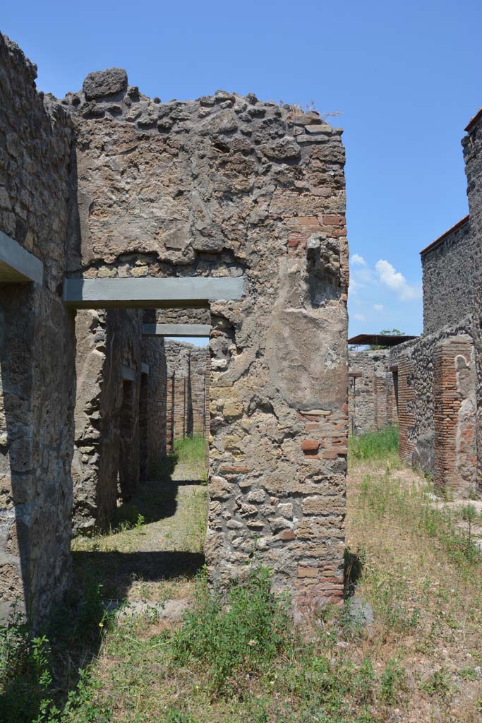 IX.5.2 Pompeii. May 2017. 
Peristyle p, looking north towards corridor m, on left, and room L, on right.
Foto Christian Beck, ERC Grant 681269 DCOR.
