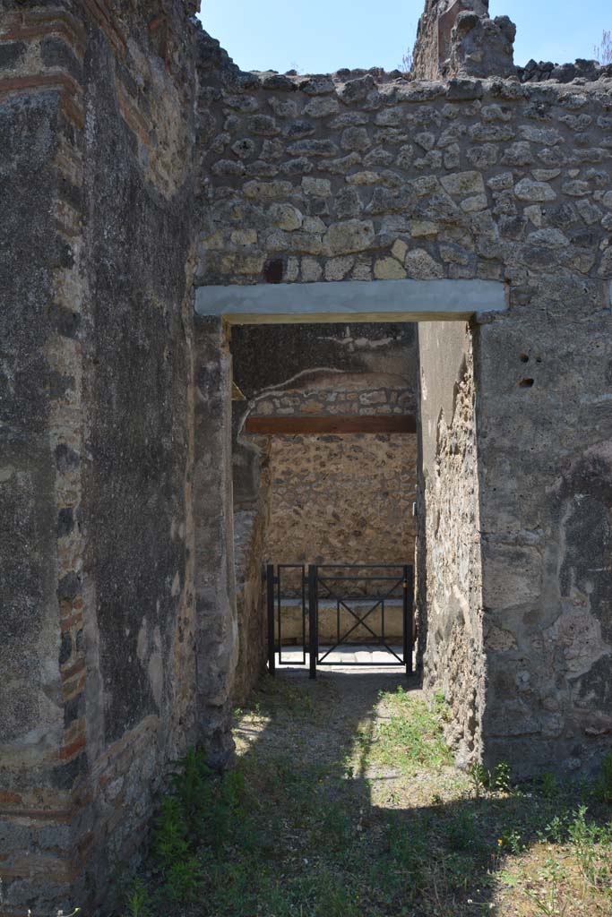 IX.5.2 Pompeii. May 2017. Peristyle p, south-west corner. 
Looking west to doorway to room w, with entrance at IX.5.22 on Vicolo di Tesmo.
Foto Christian Beck, ERC Grant 681269 DCOR.

