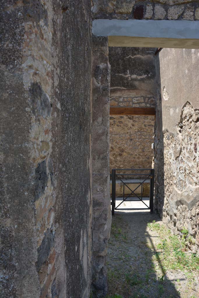 IX.5.2 Pompeii. May 2017. 
Peristyle p, looking west towards entrance at IX.5.22 from south-west corner of peristyle.
Foto Christian Beck, ERC Grant 681269 DCOR.
