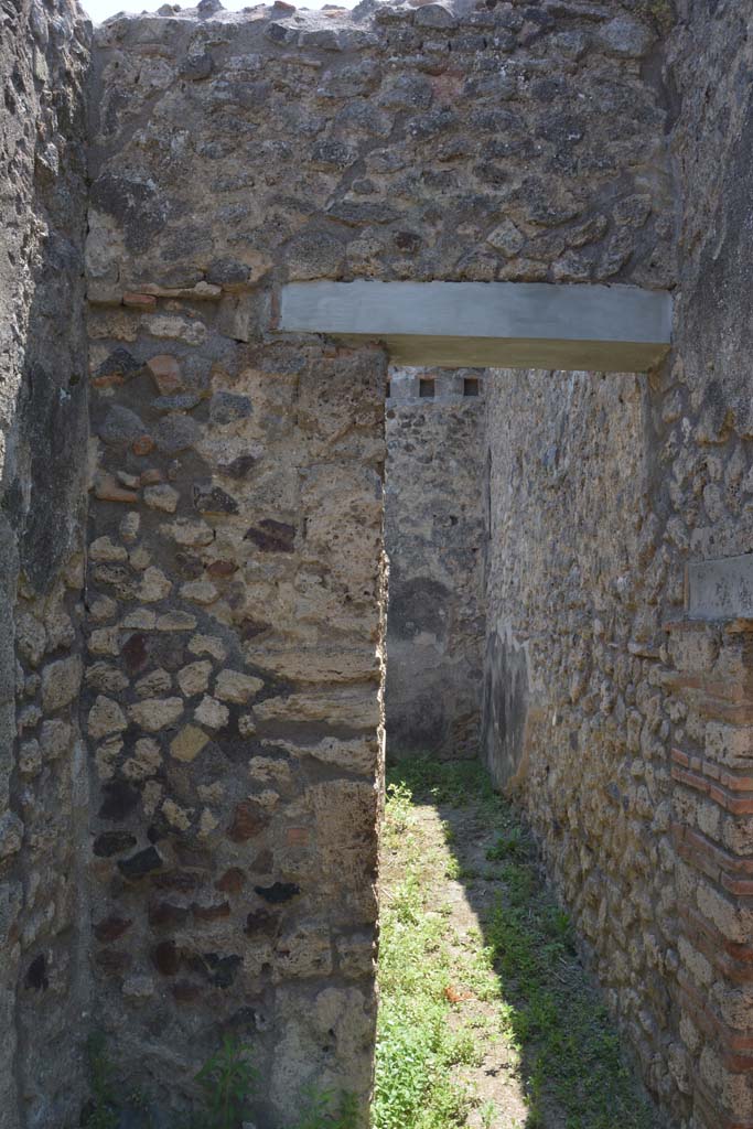 IX.5.2 Pompeii. May 2017. 
Peristyle p, south-east corner with doorway leading to rooms x and y.
Foto Christian Beck, ERC Grant 681269 DCOR.

