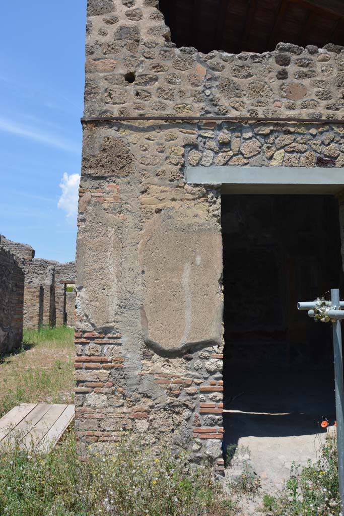 IX.5.2 Pompeii. May 2017. 
Peristyle p, looking north towards pilaster between room L, on left, and room u, on right.
Foto Christian Beck, ERC Grant 681269 DCOR.
