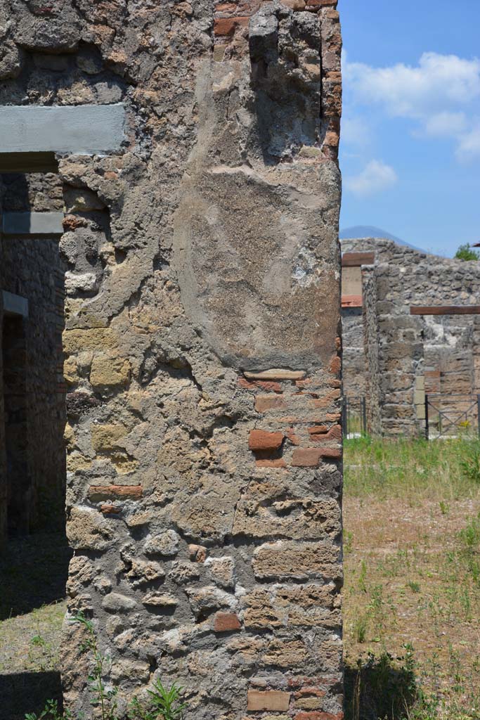 IX.5.2 Pompeii. May 2017. 
Peristyle p, looking north towards pilaster between Corridor m, on left, and room L, on right.
Foto Christian Beck, ERC Grant 681269 DCOR.
