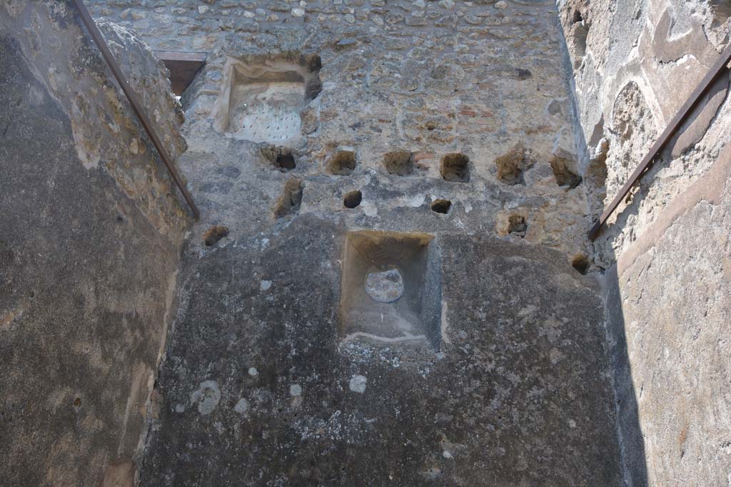 IX.5.2 Pompeii. May 2017. Room q, looking towards upper west wall and upper floor, with rectangular niche.
Foto Christian Beck, ERC Grant 681269 DCOR.

