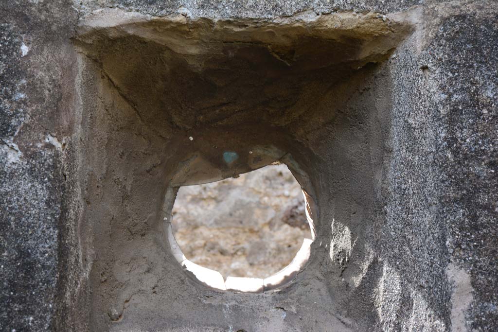 IX.5.2 Pompeii. March 2017. Room (q), detail of the circular window with fragments of the glass window pane.  
Foto Christian Beck, ERC Grant 681269 DCOR.
