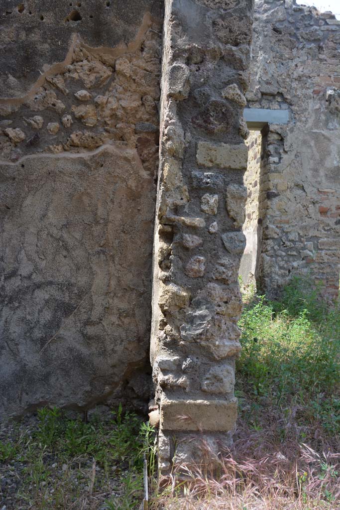 IX.5.2 Pompeii. May 2017. Room r, looking towards pilaster on north side of doorway.
Foto Christian Beck, ERC Grant 681269 DCOR.
