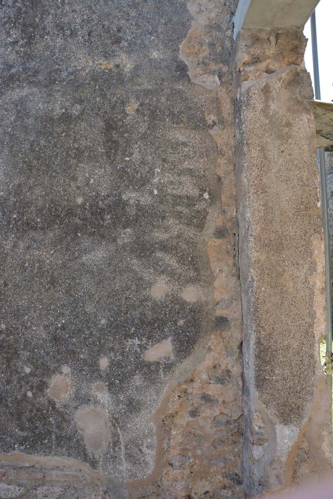 IX.5.2 Pompeii. May 2017.
Peristyle p, detail of south wall on east side of doorway to room w, and doorway pilaster.
Foto Christian Beck, ERC Grant 681269 DCOR.
