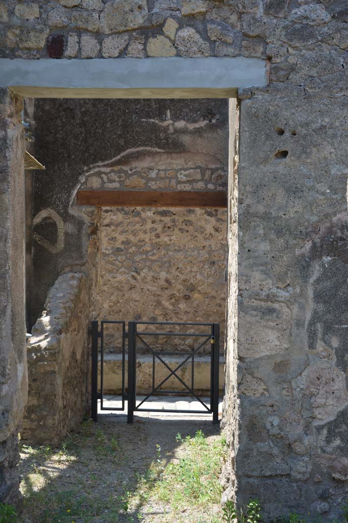 IX.5.2 Pompeii. May 2017. Corridor w, looking west towards north side of doorway.
Looking west towards rear entrance at IX.5.22 on Vicolo di Tesmo. 
Foto Christian Beck, ERC Grant 681269 DCOR.
