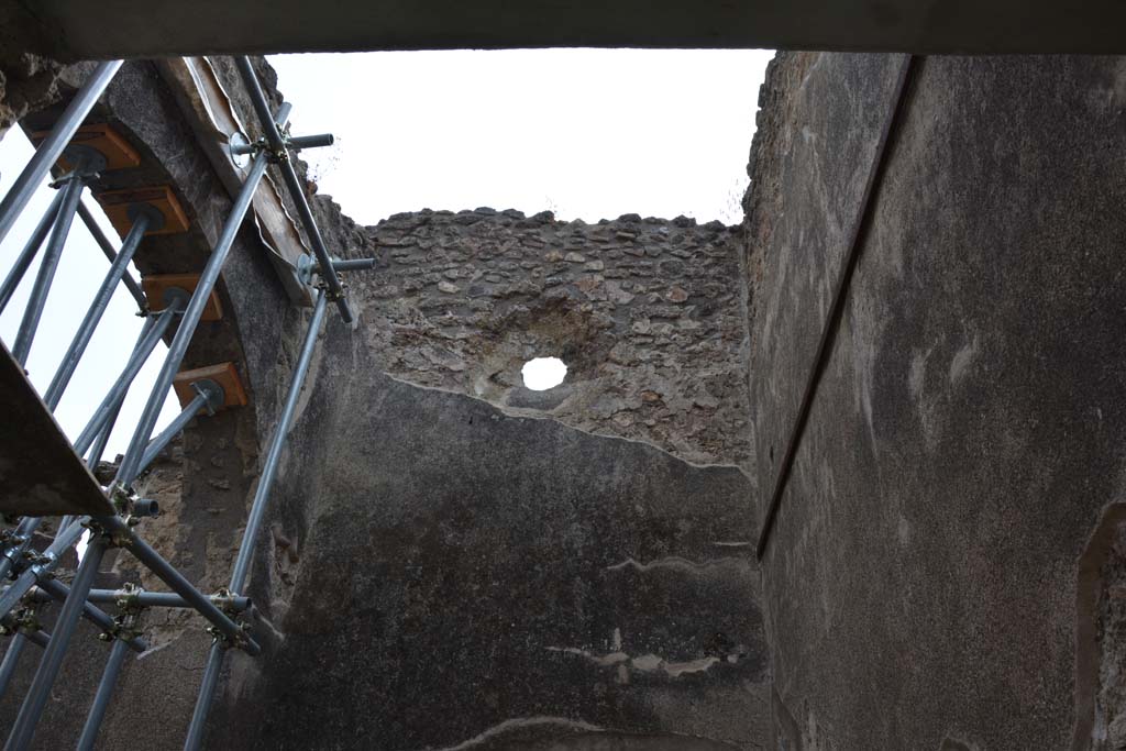 IX.5.2 Pompeii. May 2017. Room w, upper west wall. 
Foto Christian Beck, ERC Grant 681269 DCOR.

