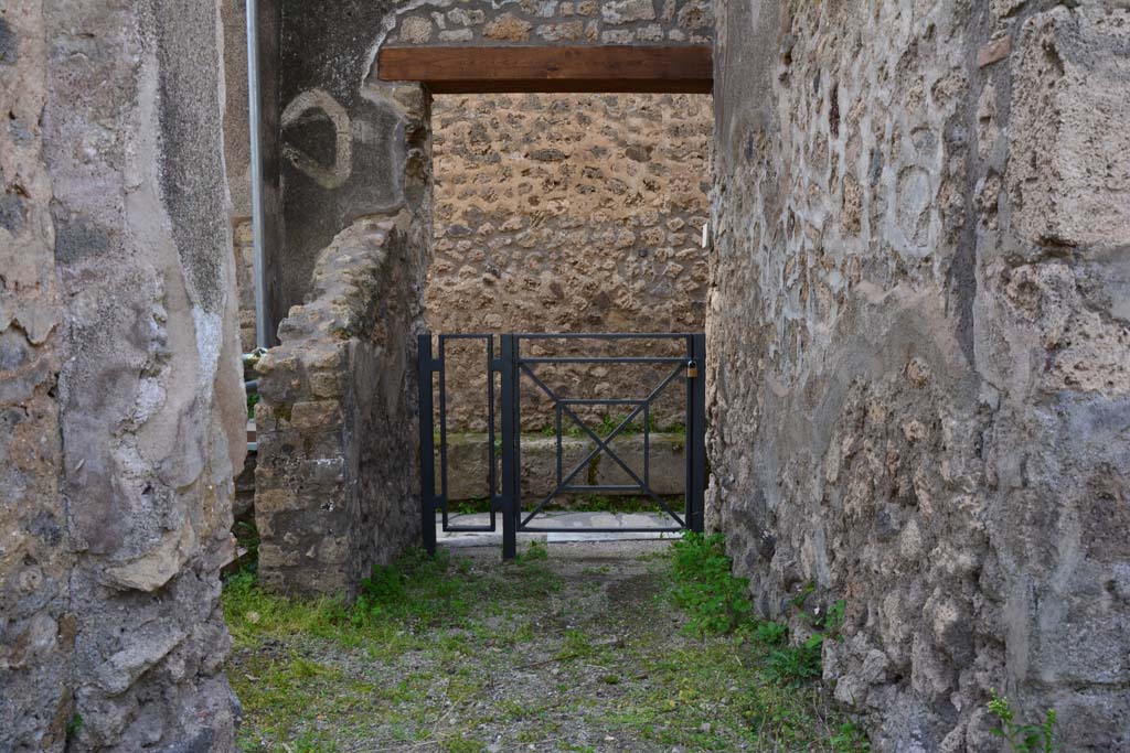 IX.5.2 Pompeii. March 2017. Corridor w, leading west to rear entrance at IX.5.22 on Vicolo di Tesmo. 
On the south side of corridor w is the kitchen area with rooms s and t, (on left).
Foto Christian Beck, ERC Grant 681269 DCOR.

