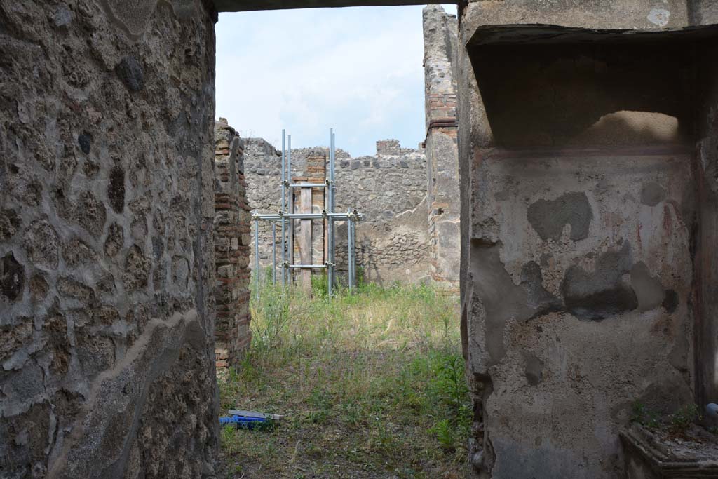 IX.5.2/22 Pompeii. May 2017. Looking east across Corridor w, from entrance doorway.
Foto Christian Beck, ERC Grant 681269 DCOR.
