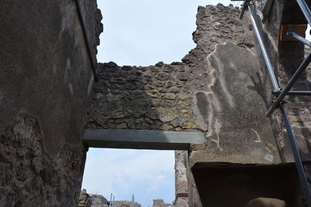 IX.5.2 Pompeii. May 2017. Room w, upper east wall. 
Foto Christian Beck, ERC Grant 681269 DCOR.
