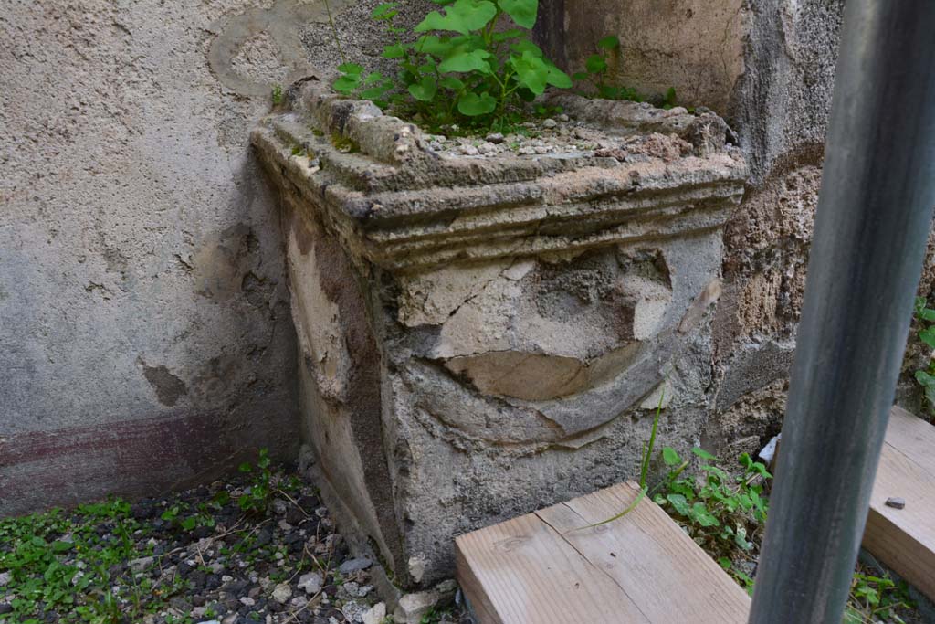 IX.5.2 Pompeii. March 2017. Room w, altar on south side of shrine in kitchen area.
Foto Christian Beck, ERC Grant 681269 DCOR.


