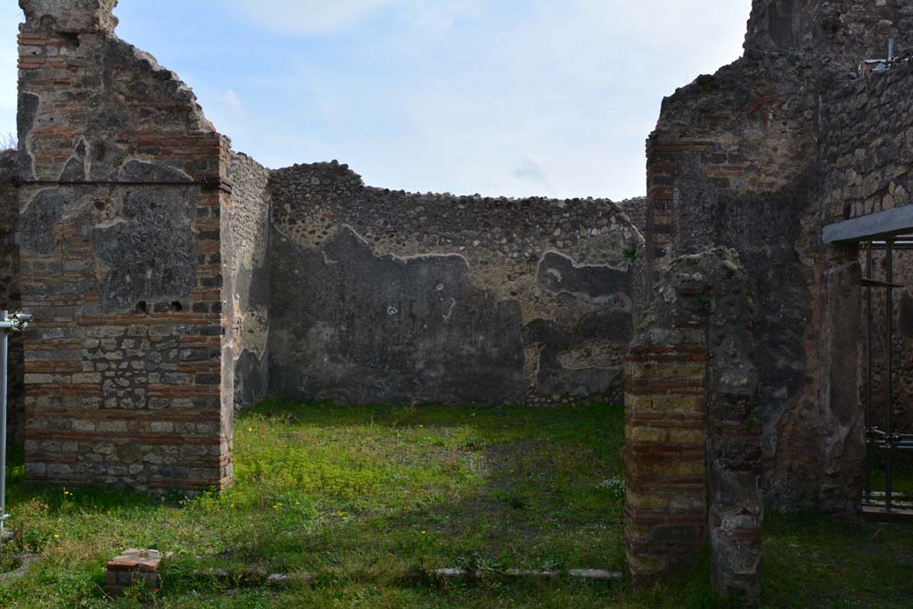 IX.5.2 Pompeii. March 2017. Room v, looking south from peristyle p, towards doorway.
Foto Christian Beck, ERC Grant 681269 DCOR.
