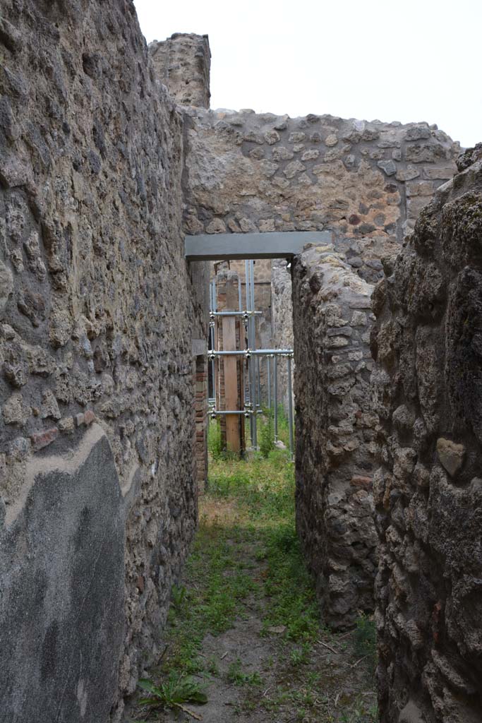 IX.5.2 Pompeii. May 2017. 
Looking north in small corridor towards peristyle p, with doorway from room x, on right.
Foto Christian Beck, ERC Grant 681269 DCOR.

