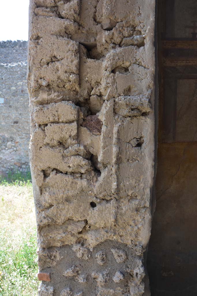 IX.5.2 Pompeii. May 2017. 
Room ‘u’, looking towards west side of doorway pilaster, with peristyle ‘p’, on left. 
Foto Christian Beck, ERC Grant 681269 DÉCOR.

