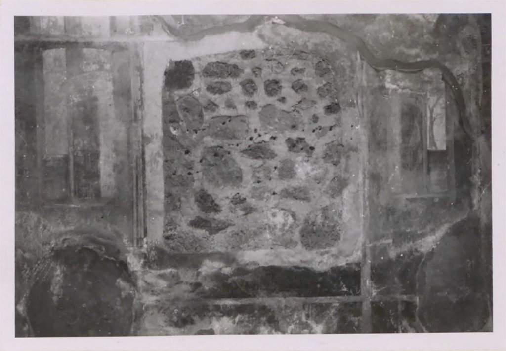 IX.5.2 Pompeii. Pre-1942. Room 20, site of painting on north wall.
According to Warscher  the recess remained after the painting was removed and transferred to the Museum.
See Warscher, T. 1942. Catalogo illustrato degli affreschi del Museo Nazionale di Napoli. Sala LXXX. Vol.2. Rome, Swedish Institute.
