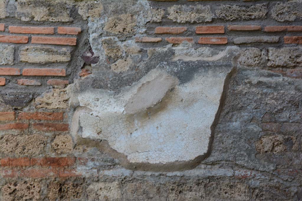 IX.5.2 Pompeii. March 2017. Room e, detail of remaining plaster from east end of north wall.
Foto Christian Beck, ERC Grant 681269 DCOR.
