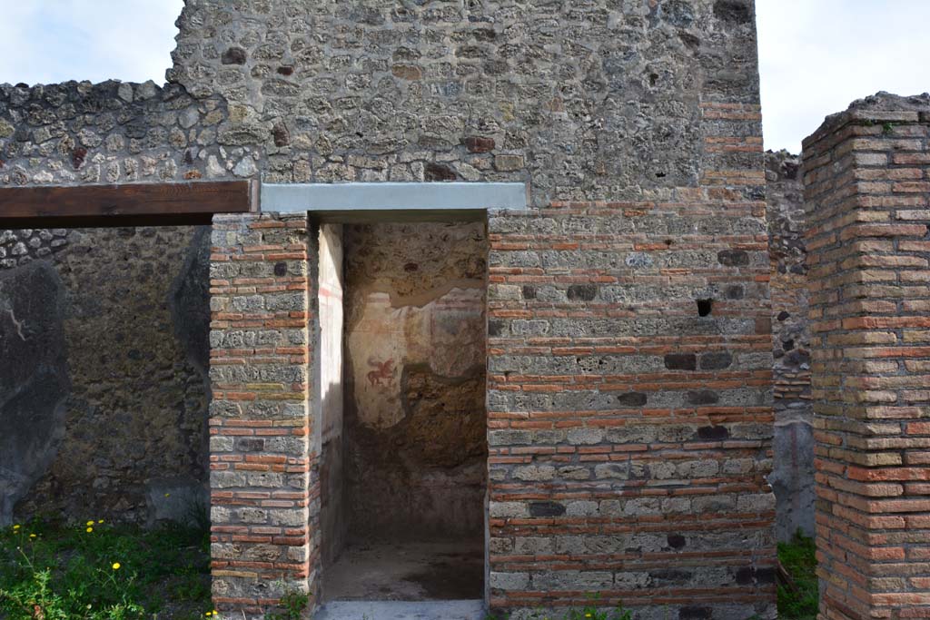 IX.5.2 Pompeii. March 2017. Atrium b, east side of atrium, doorway to room e, on left, and into room c, in centre.
Foto Christian Beck, ERC Grant 681269 DCOR.
