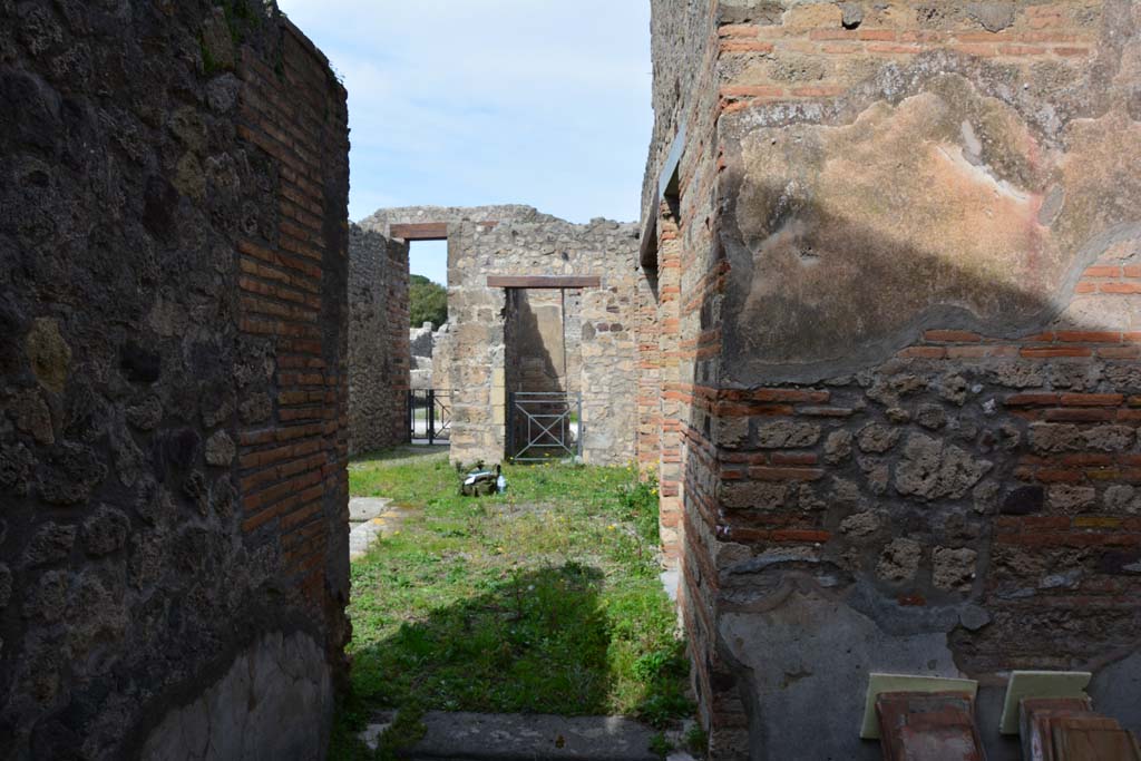 IX.5.2 Pompeii. March 2017. Room ‘i’, looking north through doorway into atrium ‘b’.
Foto Christian Beck, ERC Grant 681269 DÉCOR.

