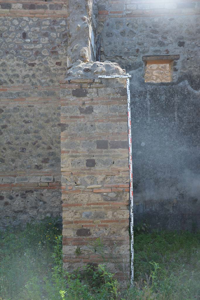 IX.5.2 Pompeii. May 2017. 
Room ‘b’, detail of pilaster on west side of atrium between ala ‘h’, on left, and room ‘f’, on right.
Foto Christian Beck, ERC Grant 681269 DÉCOR.

