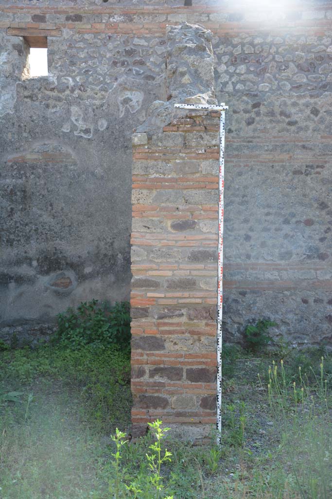IX.5.2 Pompeii. May 2017. 
Room ‘b’, west side of atrium ‘b’, detail of pilaster between room ‘g’, on left, and ala ‘h’, on right.   
Foto Christian Beck, ERC Grant 681269 DÉCOR.
