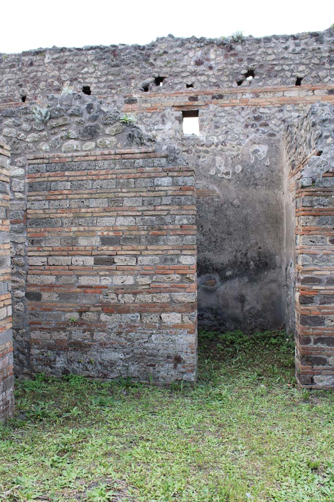IX.5.2 Pompeii. May 2019. 
Room ‘b’, looking towards south-west corner of atrium, with corridor ‘m’, on left, and doorway to room ‘g’, on right.
Foto Christian Beck, ERC Grant 681269 DÉCOR.
