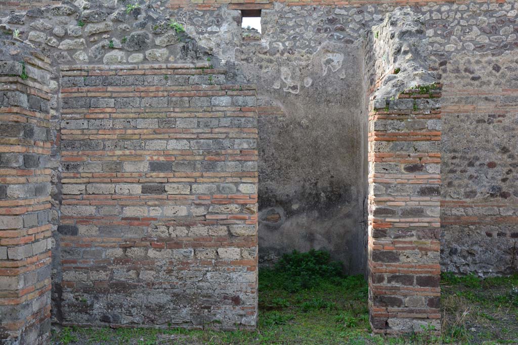 IX.5.2 Pompeii. March 2017. Room ‘g’, looking west towards doorway in south-west corner of atrium ‘b’.
Foto Christian Beck, ERC Grant 681269 DÉCOR.
