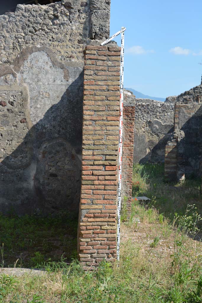 IX.5.2 Pompeii. May 2017. Room k, pilaster on east side of tablinum in atrium, with doorway to room i on left.
Foto Christian Beck, ERC Grant 681269 DCOR.

