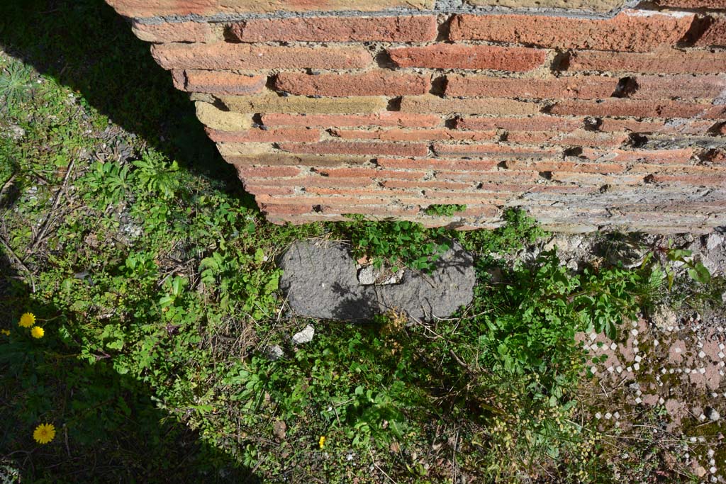 IX.5.2 Pompeii. March 2017. Room k, remaining threshold on east side of doorway at north end.
Foto Christian Beck, ERC Grant 681269 DCOR.
