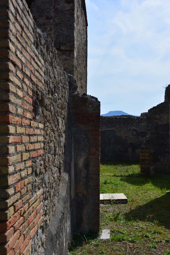 IX.5.2 Pompeii. March 2017. Room k, looking south along east wall.
Foto Christian Beck, ERC Grant 681269 DCOR.
