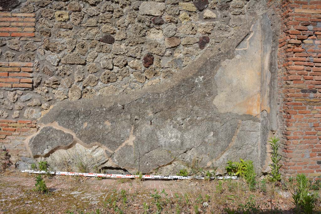 IX.5.2 Pompeii. May 2017. Room k, east wall at south end with small separating wall to room L, on right.
Foto Christian Beck, ERC Grant 681269 DCOR.
