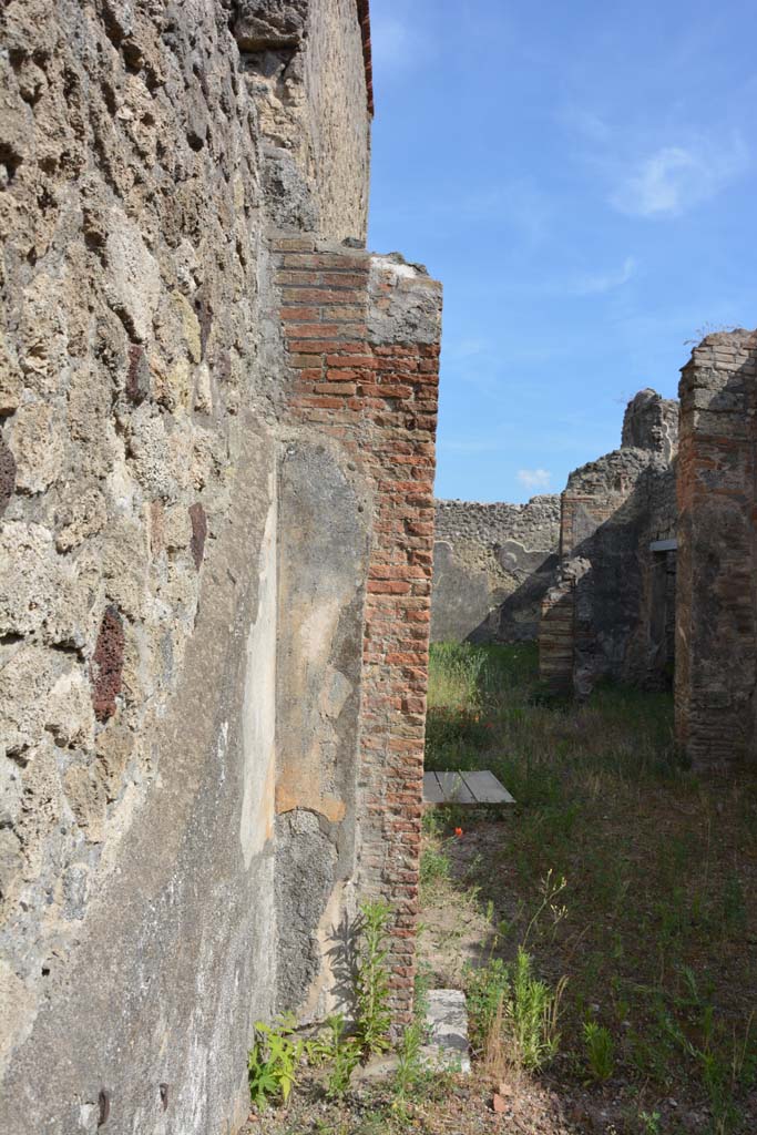IX.5.2 Pompeii. May 2017. Room k, looking south along east wall towards small separating wall into room L.
Foto Christian Beck, ERC Grant 681269 DCOR.


