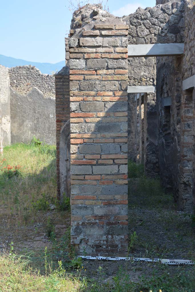 IX.5.2 Pompeii. May 2017. 
Room k, detail of pilaster on west side of tablinum, with remaining flooring visible, on the right is corridor m.  
Foto Christian Beck, ERC Grant 681269 DCOR.

