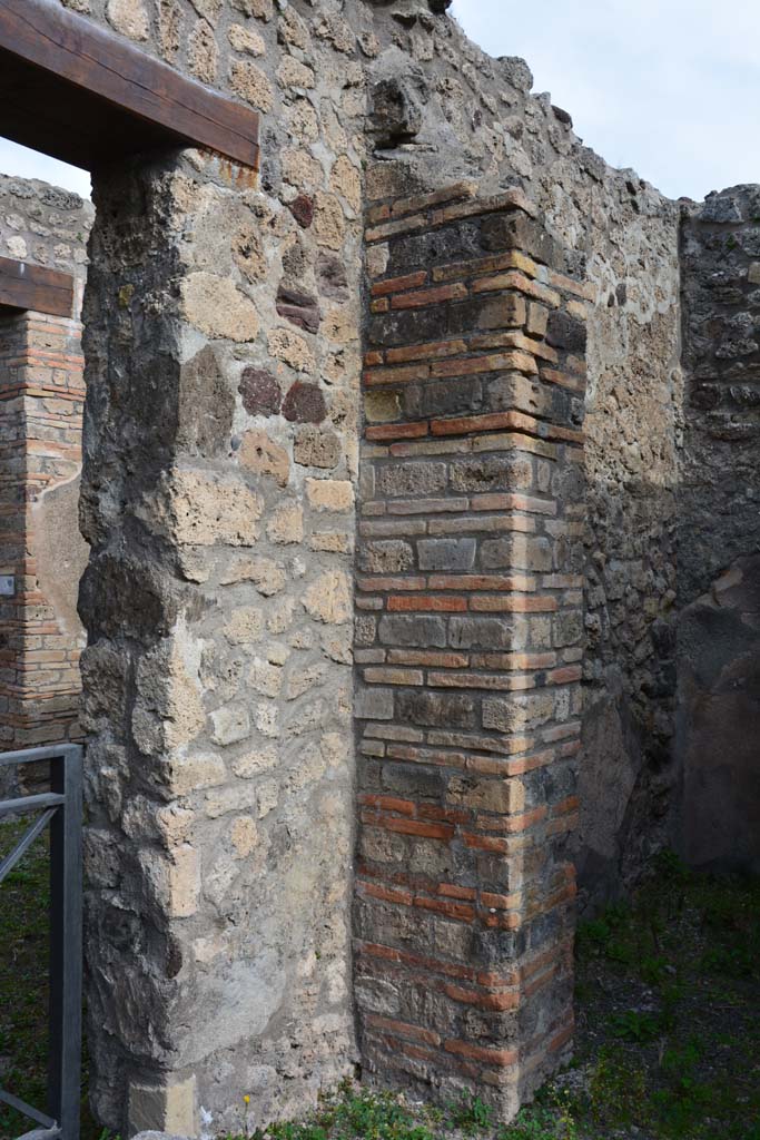 IX.5.2 Pompeii. March 2017. Atrium ‘b’, pilaster in north-east corner, with doorway to room ‘d’, on right.
Foto Christian Beck, ERC Grant 681269 DÉCOR.
