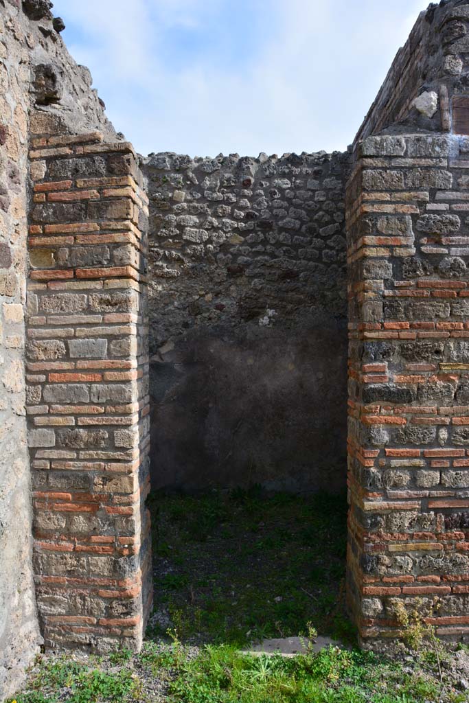 IX.5.2 Pompeii. March 2017. Room ‘d’, looking east through doorway. 
Foto Christian Beck, ERC Grant 681269 DÉCOR.
