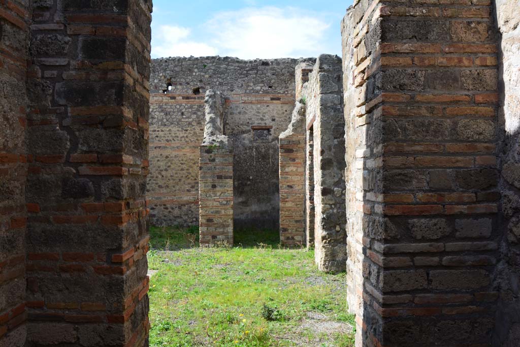 IX.5.2 Pompeii. March 2017. Room ‘d’, looking west from doorway into atrium ‘b’.
Foto Christian Beck, ERC Grant 681269 DÉCOR.
