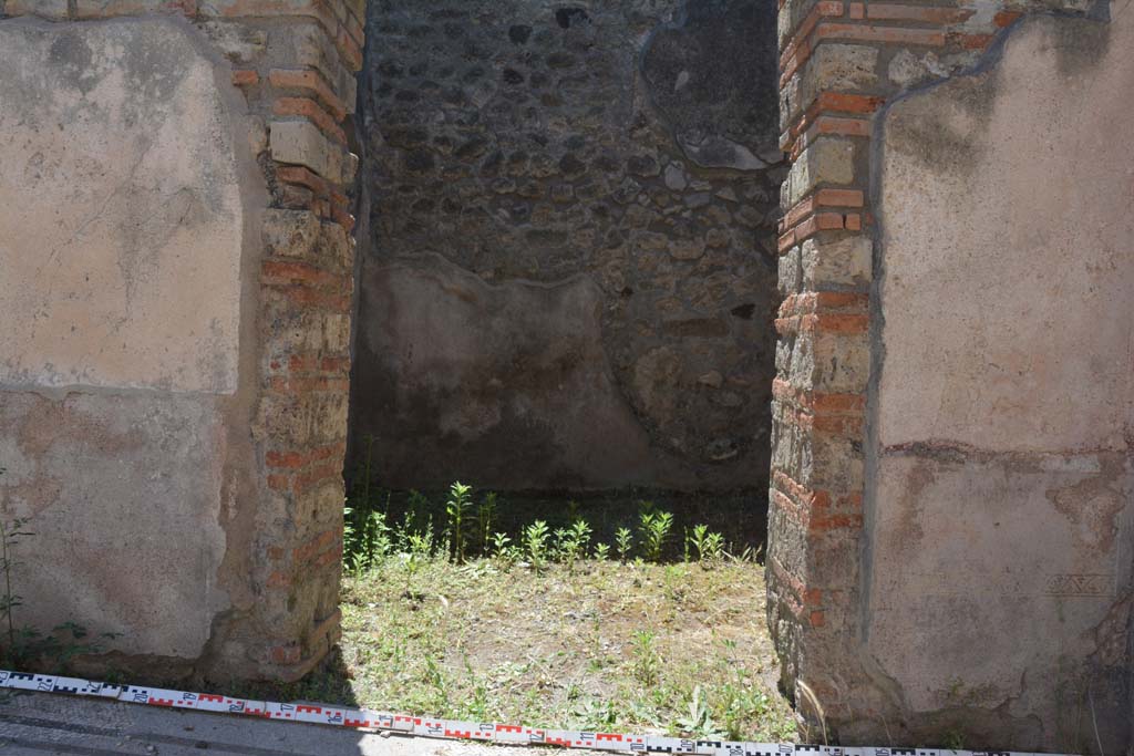 IX.5.6 Pompeii. May 2017. Room a, looking west through doorway to room b, from entrance corridor.
Foto Christian Beck, ERC Grant 681269 DCOR.

