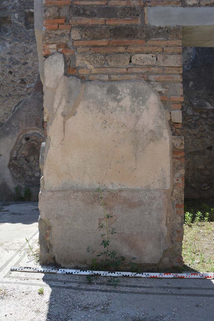 IX.5.6 Pompeii. May 2017. Room a, west wall with doorway to room b, on right.
Foto Christian Beck, ERC Grant 681269 DCOR.

