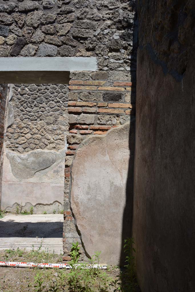 IX.5.6 Pompeii. May 2017. 
Room b, interior east wall in south-east corner, on south side of doorway to entrance corridor.
Foto Christian Beck, ERC Grant 681269 DCOR.
According to PPM 
This room was covered with simple cocciopesto, and was identified as a room for servants.
See Carratelli, G. P., 1990-2003. Pompei: Pitture e Mosaici. IX. (9). Roma: Istituto della enciclopedia italiana, (p. 411, no.13).


