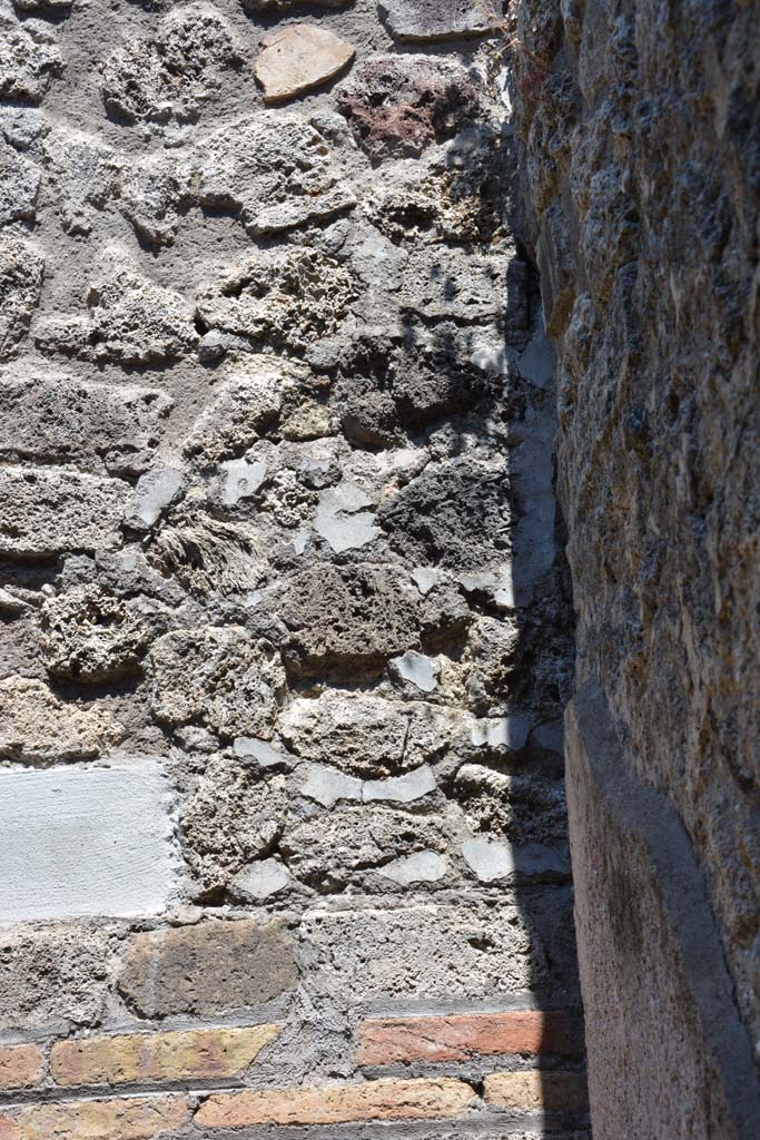 IX.5.6 Pompeii. May 2017. Room b, upper east wall in south-east corner.
Foto Christian Beck, ERC Grant 681269 DCOR.

