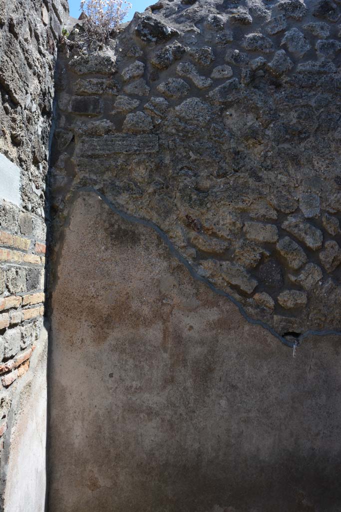 IX.5.6 Pompeii. May 2017. Room b, upper south wall in south-east corner.
Foto Christian Beck, ERC Grant 681269 DCOR.
