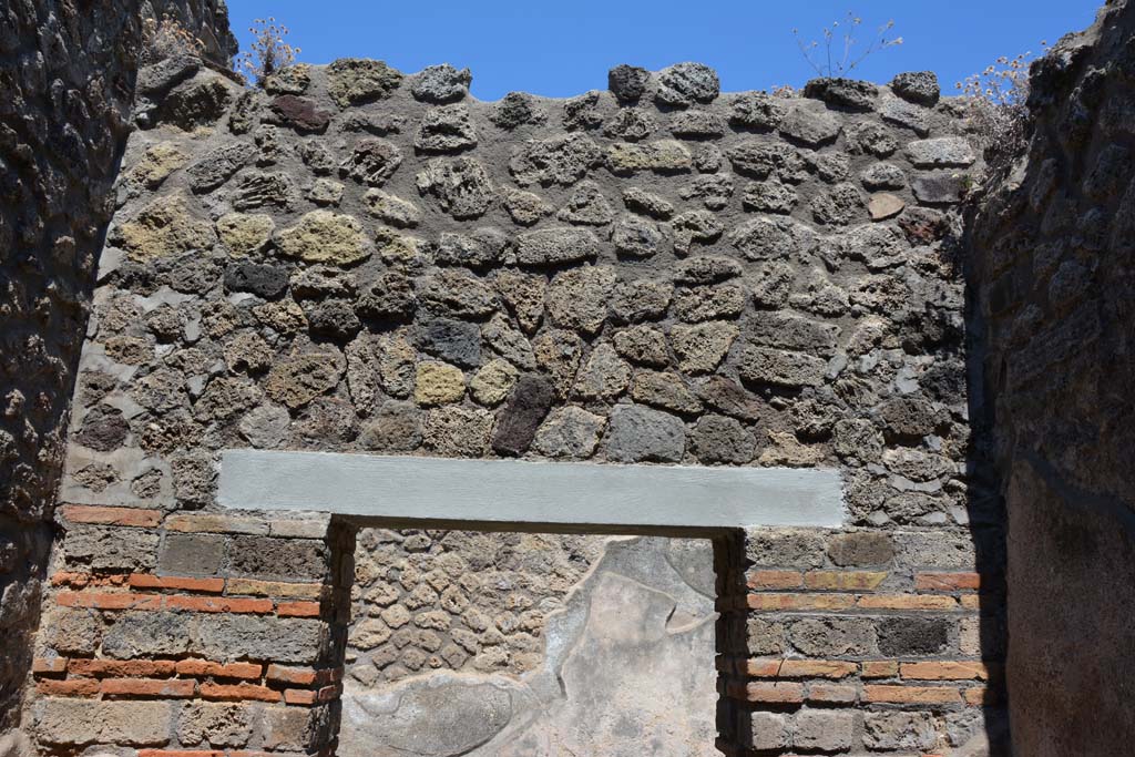 IX.5.6 Pompeii. May 2017. Room b, upper east wall above doorway.
Foto Christian Beck, ERC Grant 681269 DCOR.
