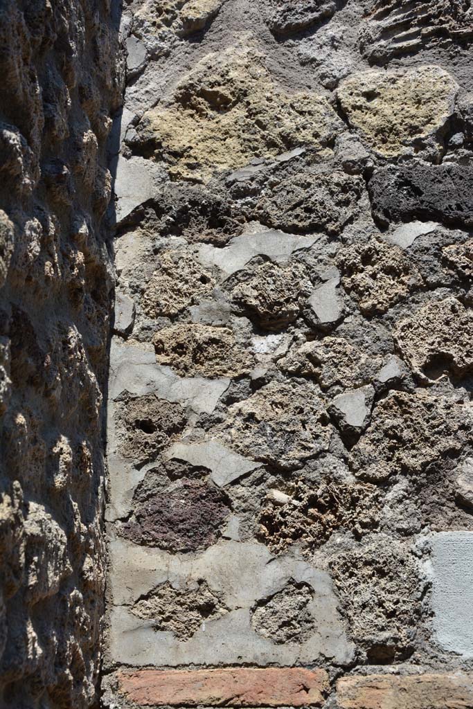 IX.5.6 Pompeii. May 2017. Room b, detail from upper east wall in north-east corner.
Foto Christian Beck, ERC Grant 681269 DCOR.

